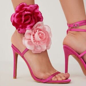 NWOB SATIN FLOWER ANKLE STRAP HEELS 🌺🌸✨